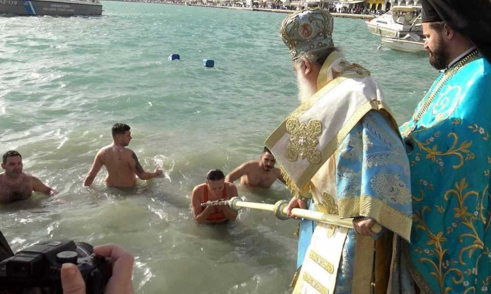 Ζάκυνθος – Θεοφάνεια: Μιά σύγχρονη "Μανταλένα" - Βούτηξε και γυναίκα στα παγωμένα νερά για να βρει τον Σταυρό